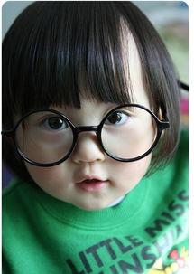 网红婴儿戴眼镜照片,眼镜下的童真世界引网友热议