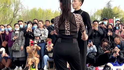 网红妈妈教儿子跳舞视频,萌娃舞姿惊艳网友