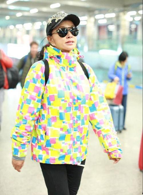 女明星撞色外套图,女明星演绎撞色外套的惊艳魅力