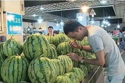 随拍吃瓜的群众,揭秘网络时代的围观文化