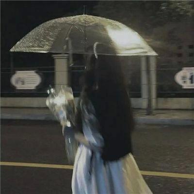 雨中撑伞女网红,网红演绎浪漫诗意瞬间