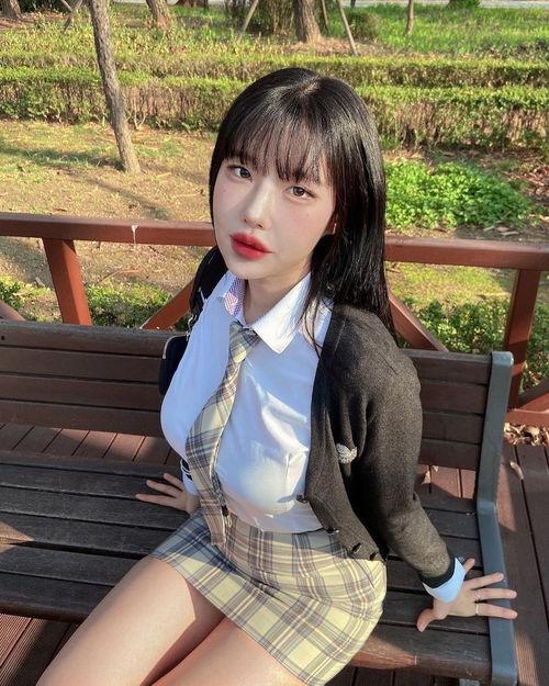 分享一款网红短发美女,网红美女生动演绎时尚短发造型”