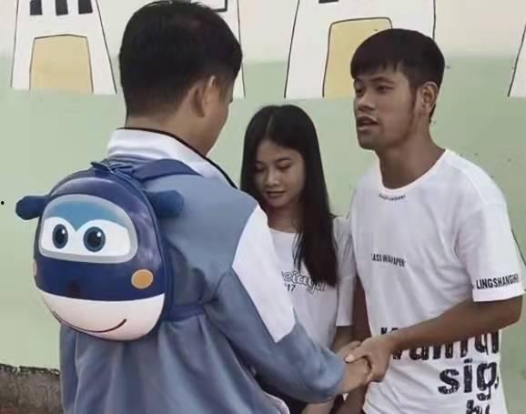 网红搞笑跳舞农村小伙,网络爆笑狂欢！