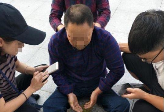 老人吃瓜打架,老人吃瓜引发的邻里冲突